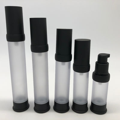Un buon prezzo. Flaconi con pompa airless in plastica nera da 15-35 ml, perfetti per soluzioni per la cura della pelle in linea